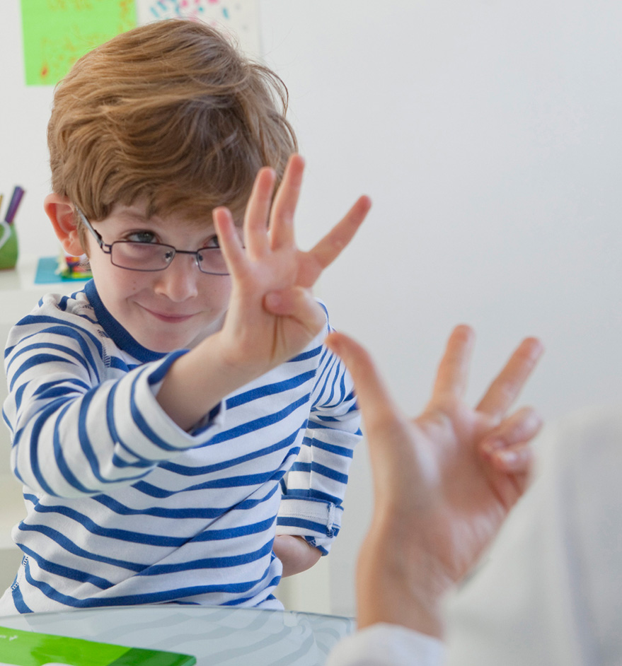 Niño expresándose gestualmente en nuestra clase logopédica