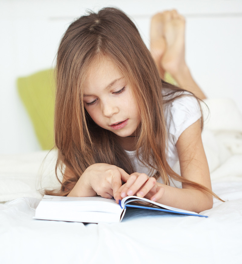 Niña escribiendo en la clínica logopeda Granada